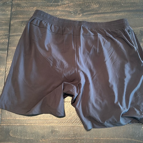 New w/o tags liner shorts with phone pocket - Picture 3 of 4